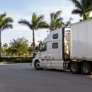Transporte de Volumes Pesados Transporte Empresarial Logística Nacional Transporte de Médio Porte